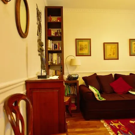 Cozy Close To Sacre-coeur باريس